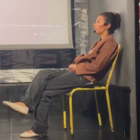 Eva Sanna in un momento de "i luoghi che ci interrogano"